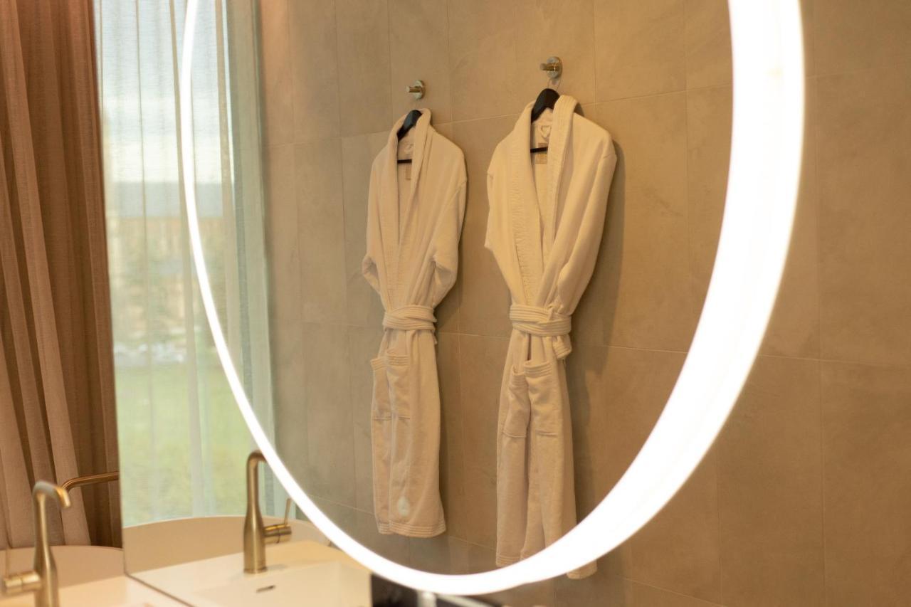 Oval Hotel At Adelaide Oval المظهر الخارجي الصورة A bathroom mirror with LED lighting